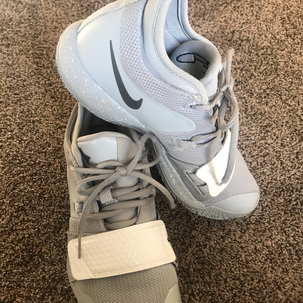 Nike PG 2.5 men’s size 8.5 or women’s 10.5